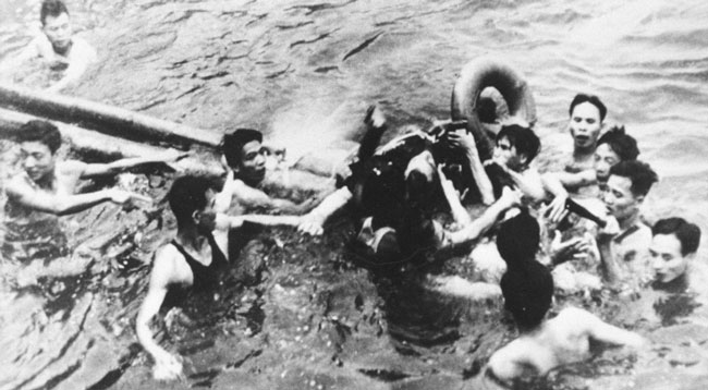 McCain in Truc Bach Lake